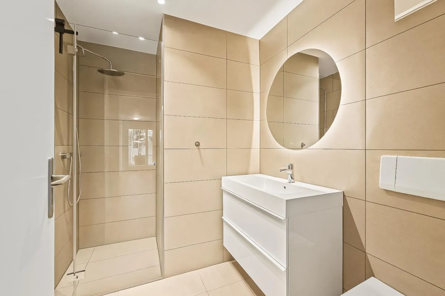 Vivere moderno su due piani con cortile e area salotto - Foto 11 di 18