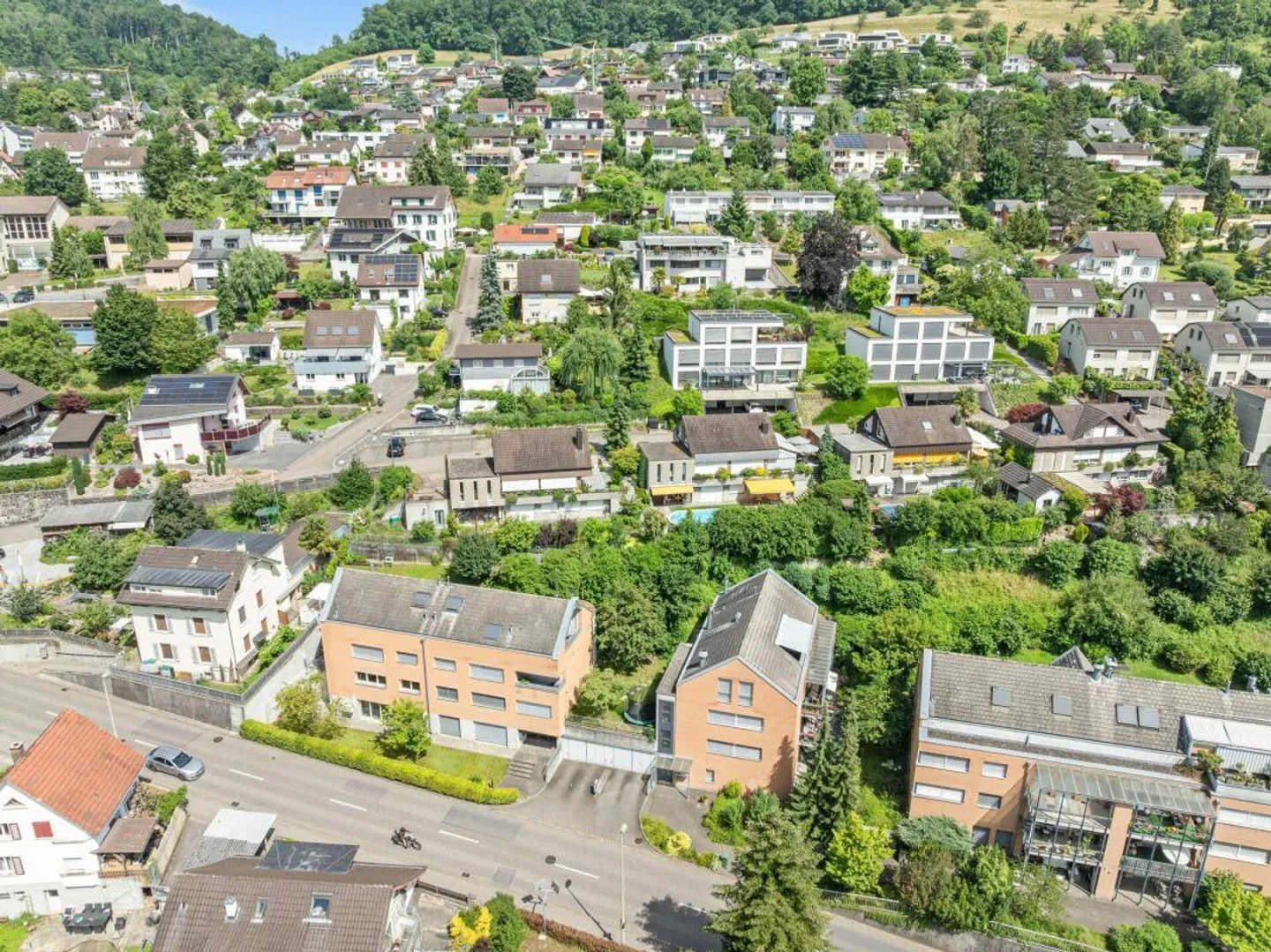 Vivere moderno su due piani con cortile e area salotto - Foto 16 di 18