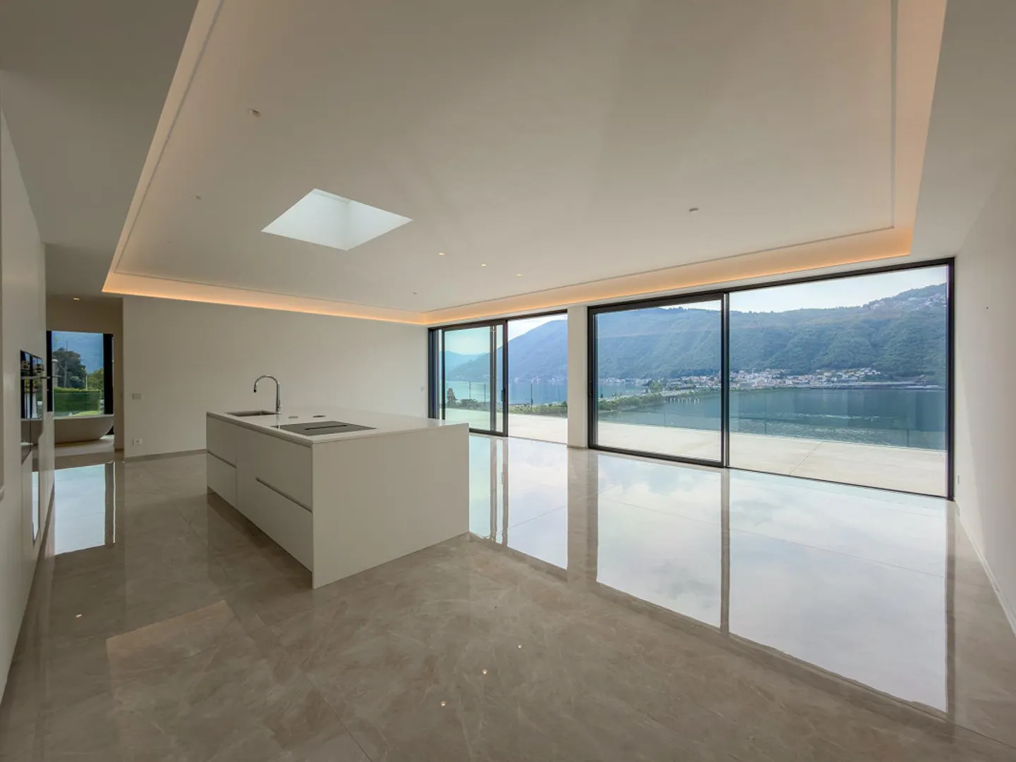 Spacious penthouse with magnificent lake view terrace in Bissone - Photo 2 of 15
