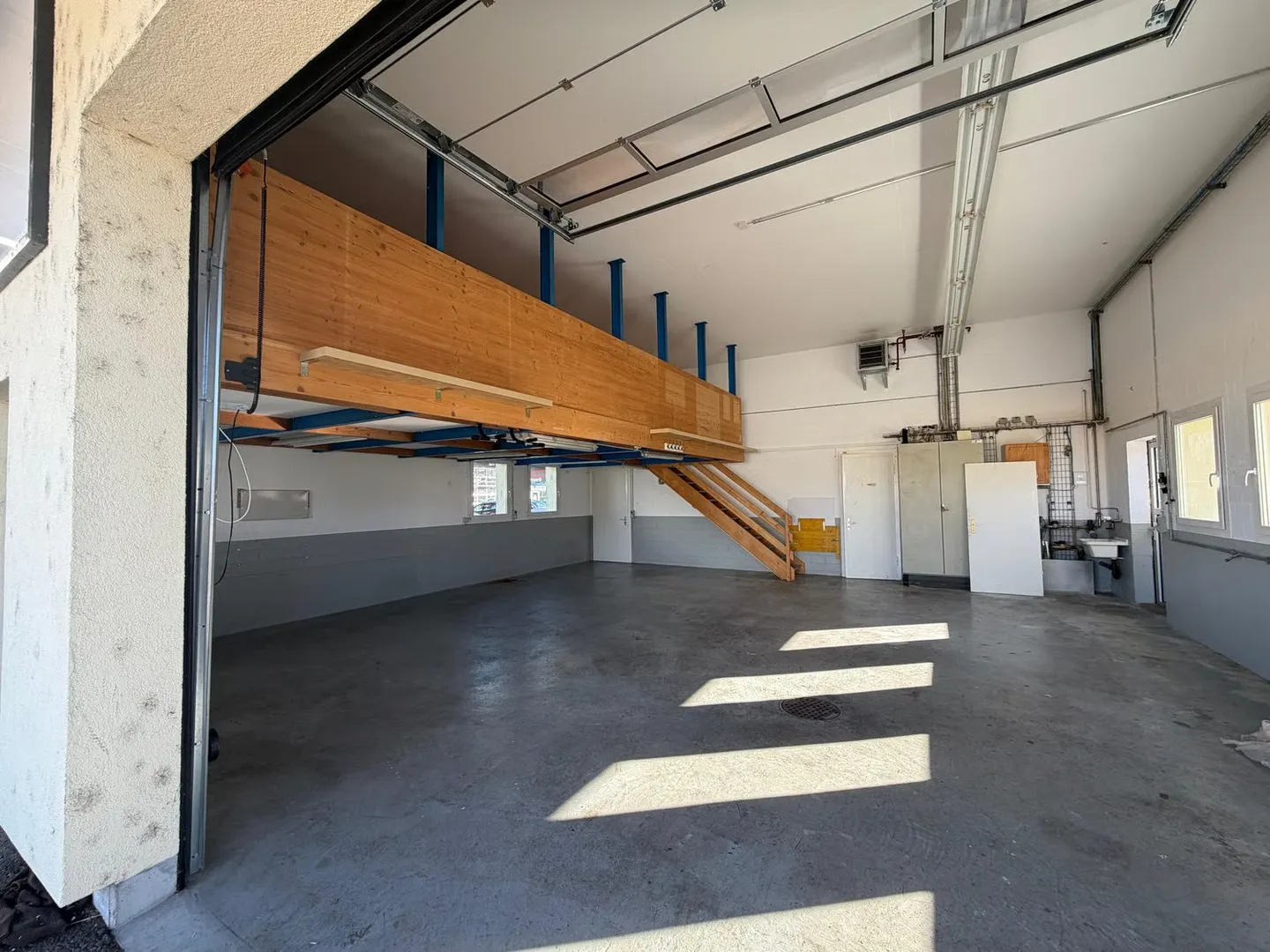 Commercial Hall with 90 m² + 40 m² Intermediate Platform, Office and Parking Spaces - Photo 1 of 6