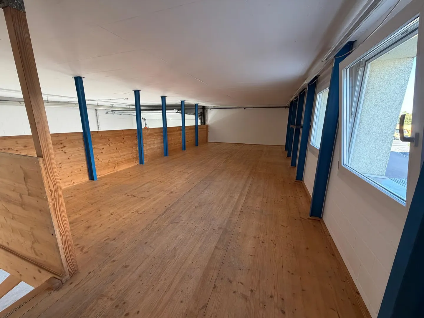 Commercial Hall with 90 m² + 40 m² Intermediate Platform, Office and Parking Spaces - Photo 2 of 6