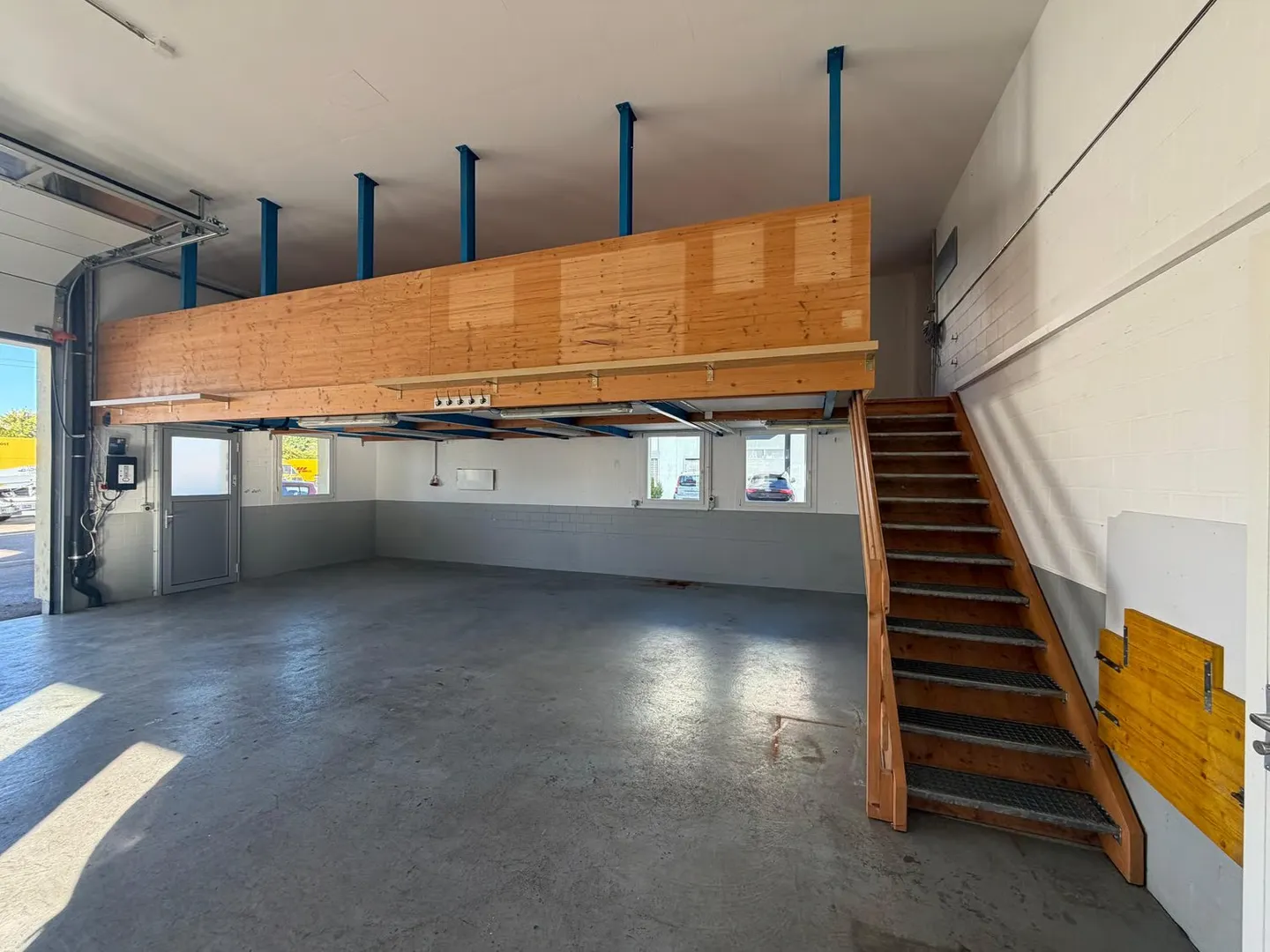 Commercial Hall with 90 m² + 40 m² Intermediate Platform, Office and Parking Spaces - Photo 3 of 6