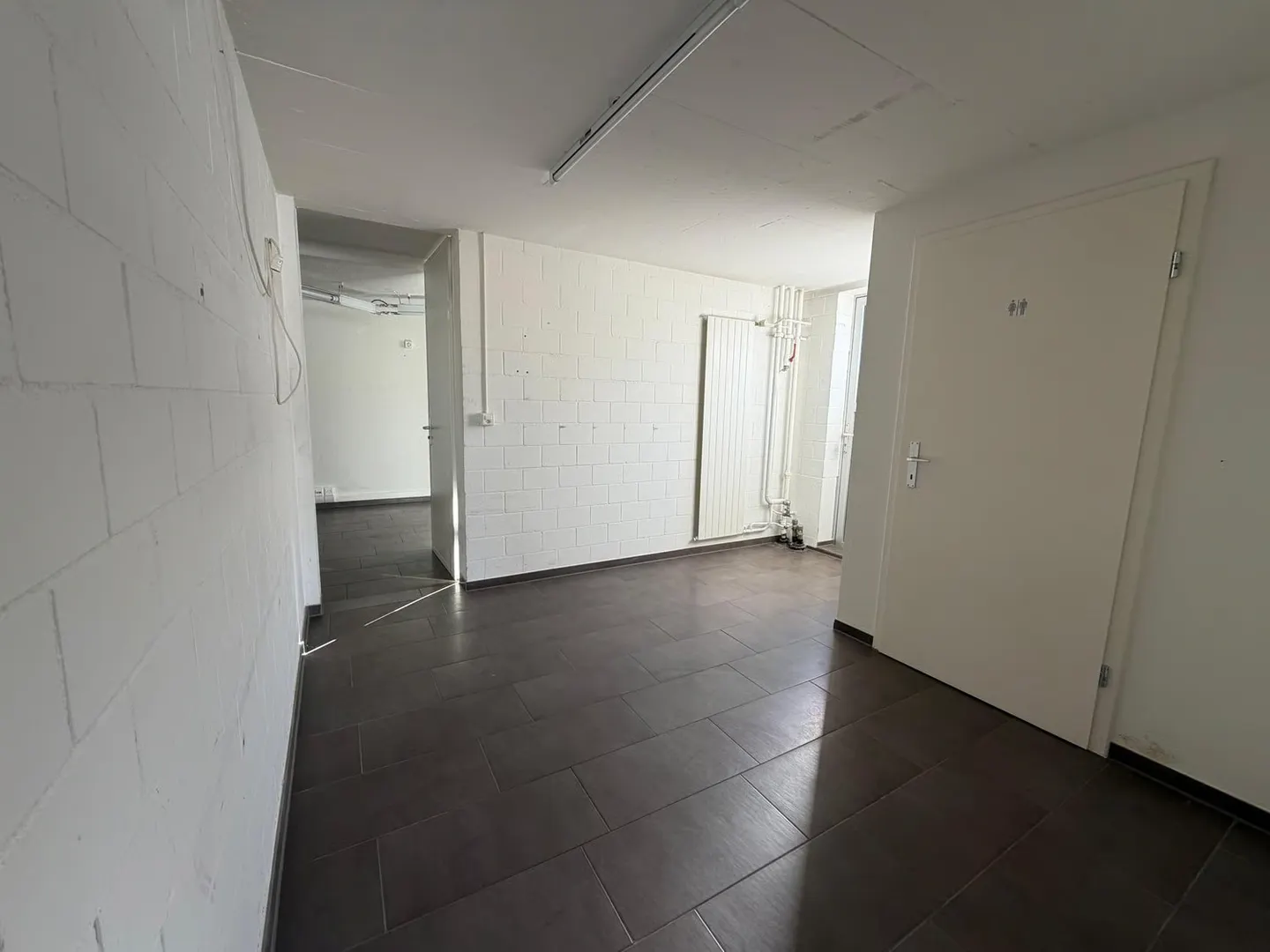 Commercial Hall with 90 m² + 40 m² Intermediate Platform, Office and Parking Spaces - Photo 4 of 6