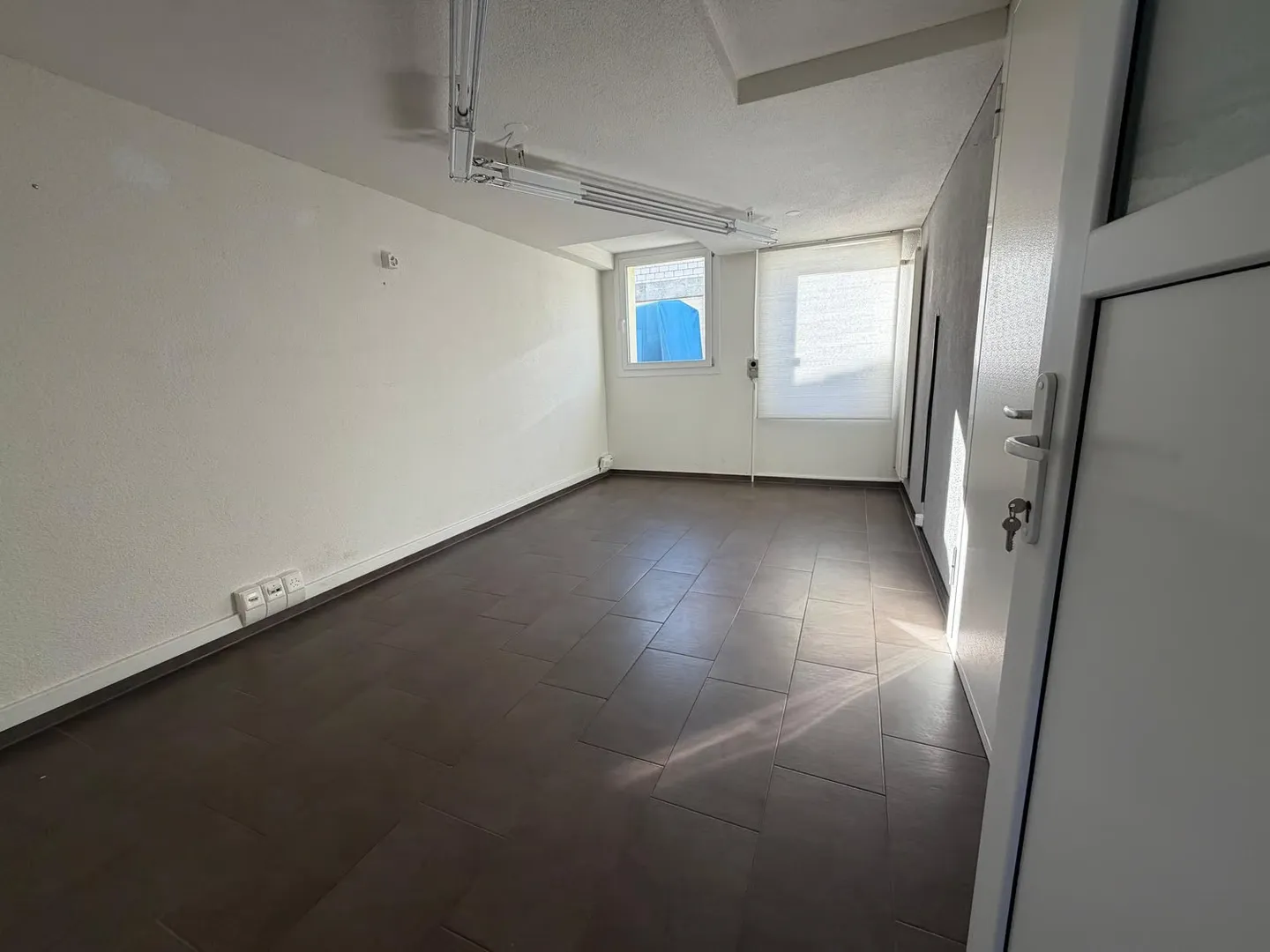 Commercial Hall with 90 m² + 40 m² Intermediate Platform, Office and Parking Spaces - Photo 5 of 6