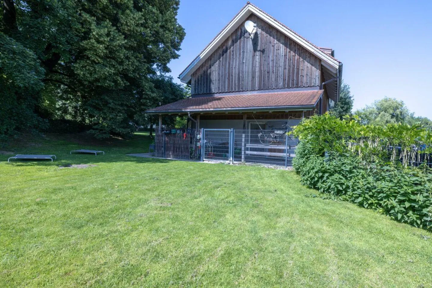 Unique 6.5-room country house with a separate apartment and commercial spaces - Photo 4 of 24