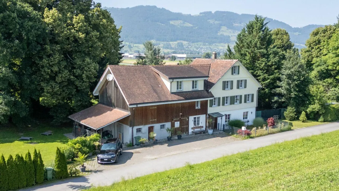 Unique 6.5-room country house with a separate apartment and commercial spaces - Photo 3 of 24