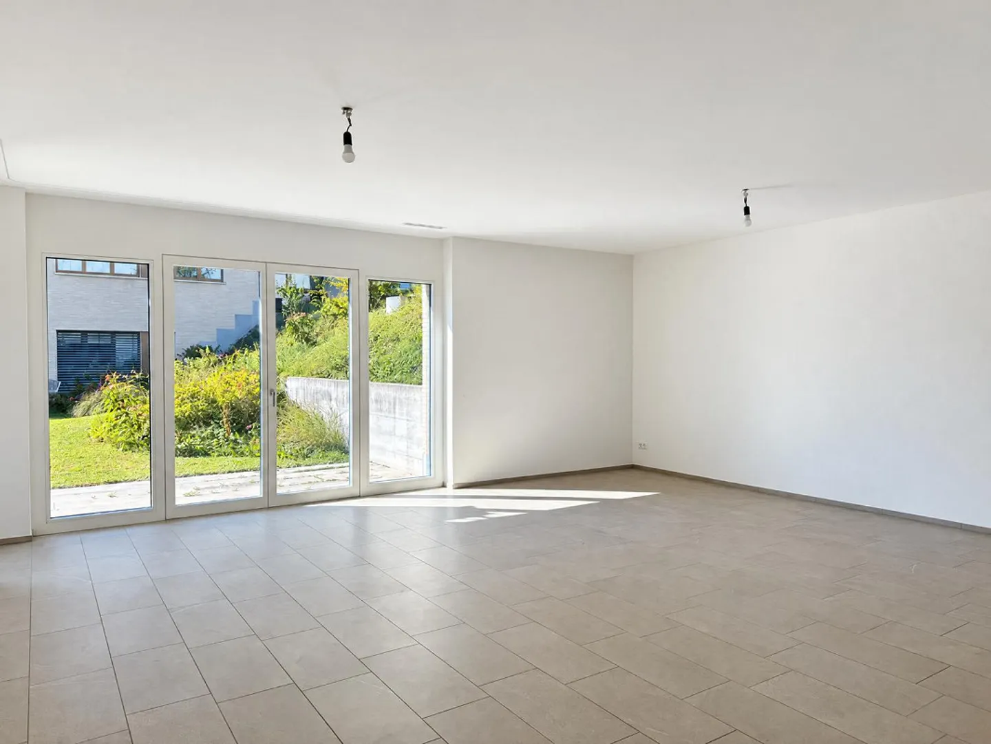 Moderno appartamento al piano terra di 3,5 locali con patio - Foto 4 di 12