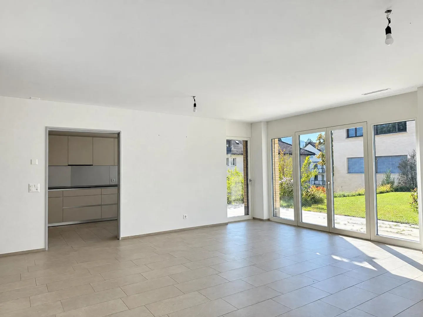 Moderno appartamento al piano terra di 3,5 locali con patio - Foto 5 di 12