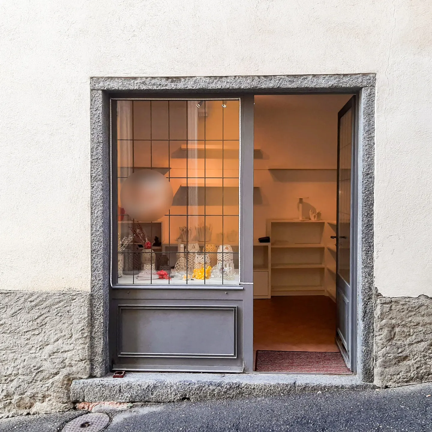 COMMERCIAL SPACE WITH SHOWCASE - Photo 3 of 10