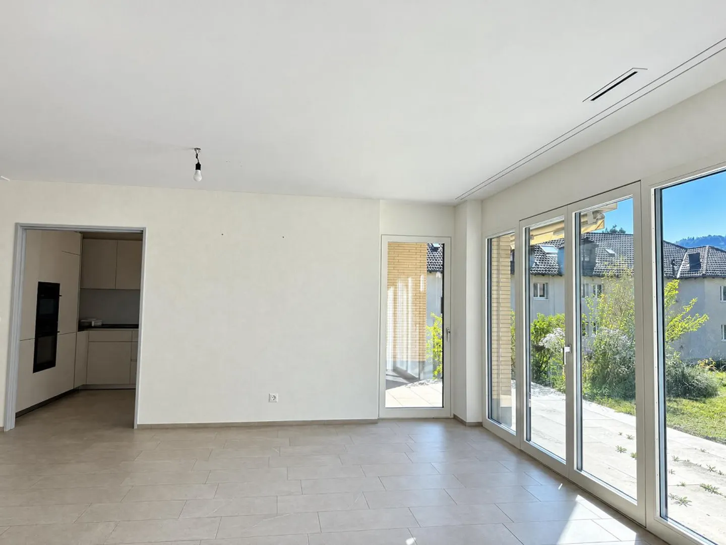 Moderno appartamento al piano terra di 3,5 locali con patio - Foto 6 di 12