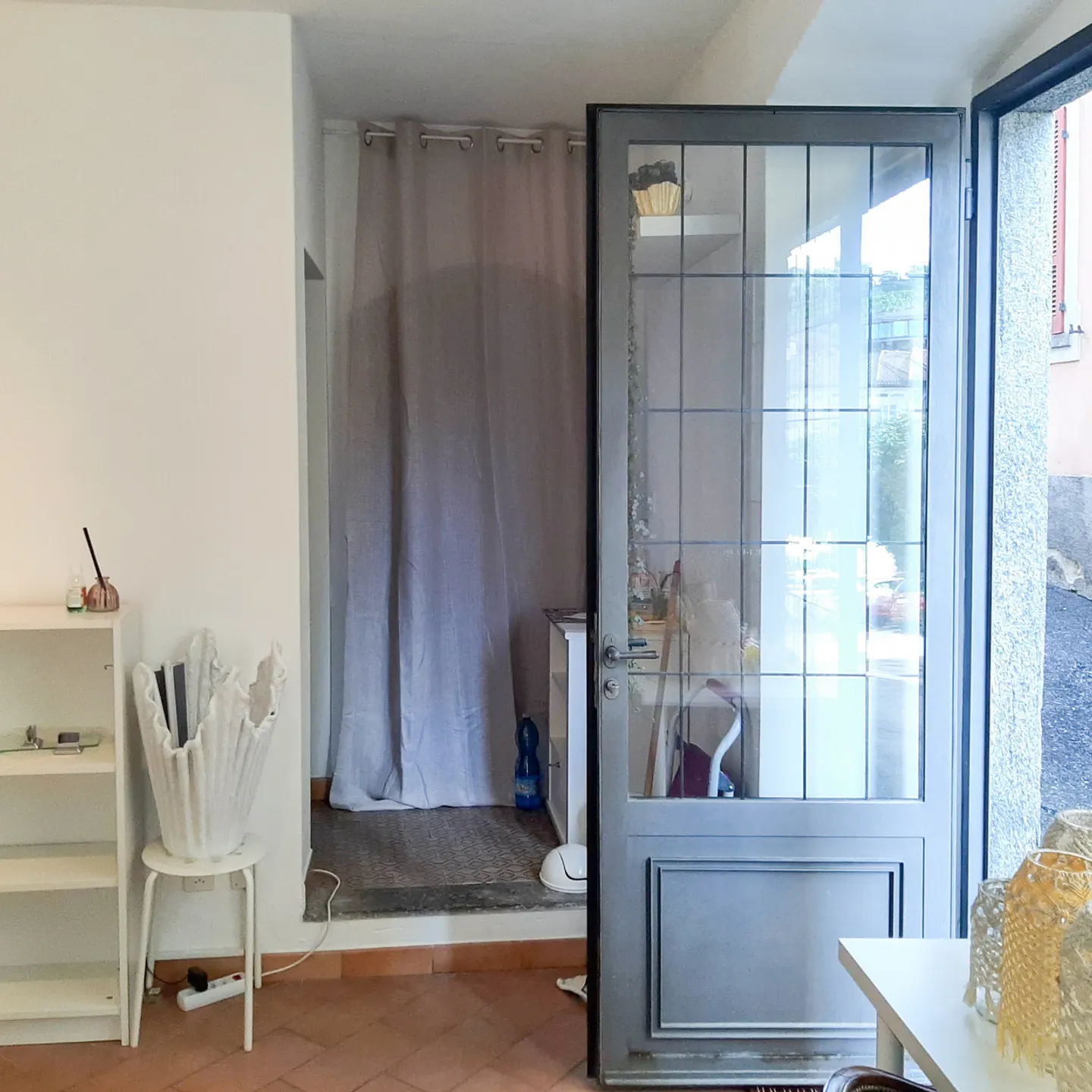 COMMERCIAL SPACE WITH SHOWCASE - Photo 5 of 10