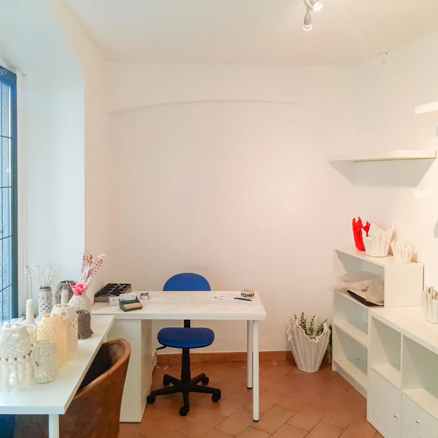 COMMERCIAL SPACE WITH SHOWCASE - Photo 6 of 10