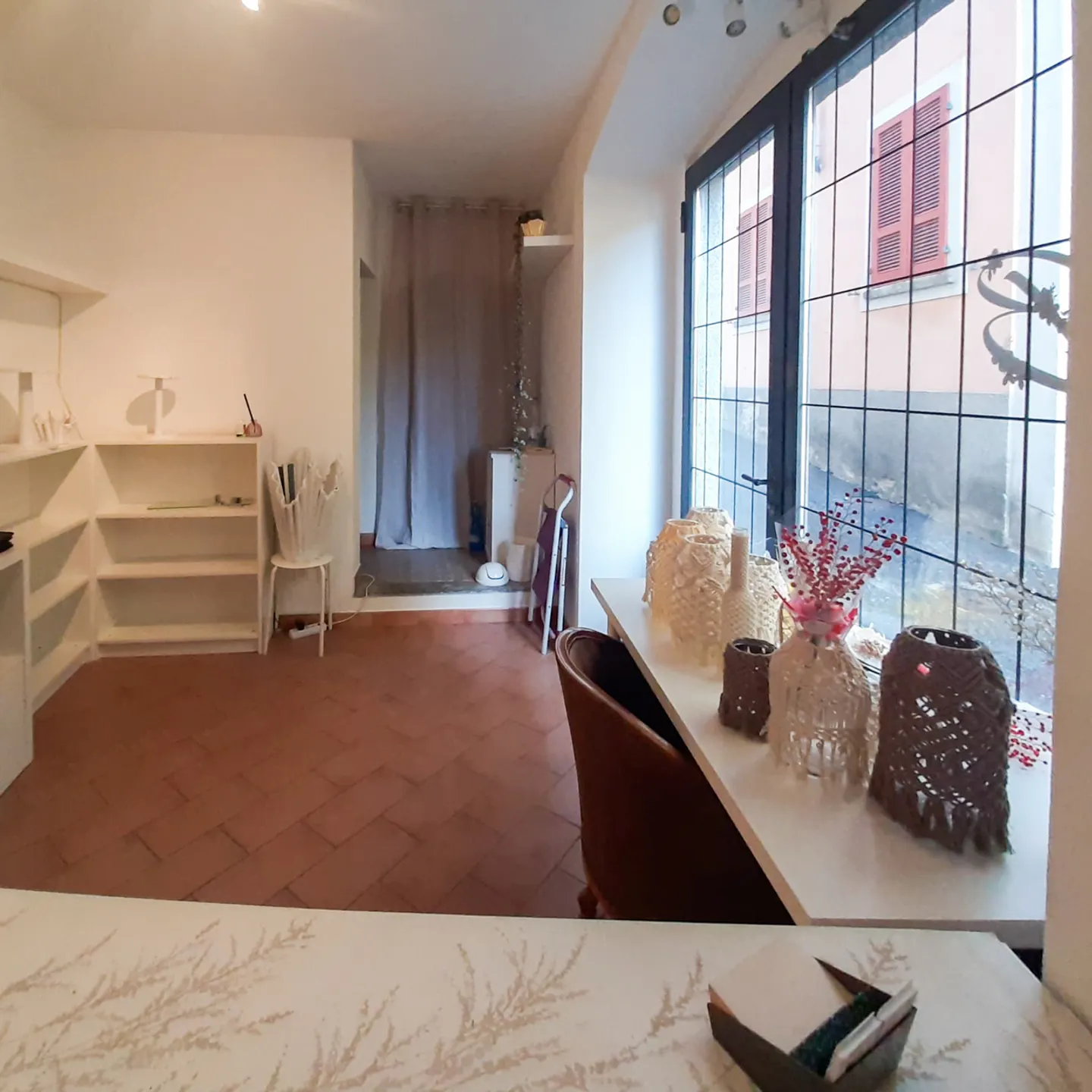 COMMERCIAL SPACE WITH SHOWCASE - Photo 7 of 10