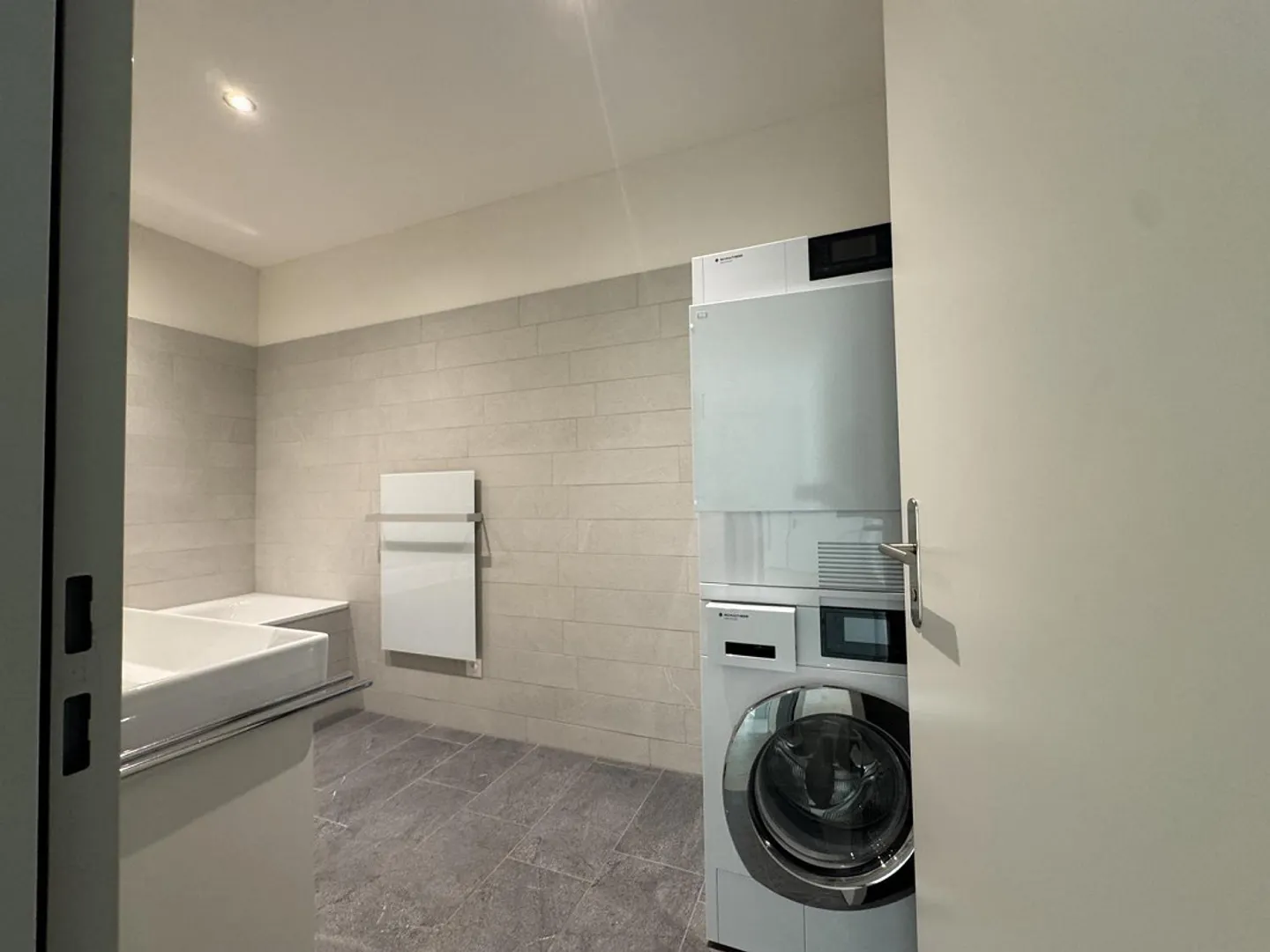 Moderno appartamento al piano terra di 3,5 locali con patio - Foto 11 di 12