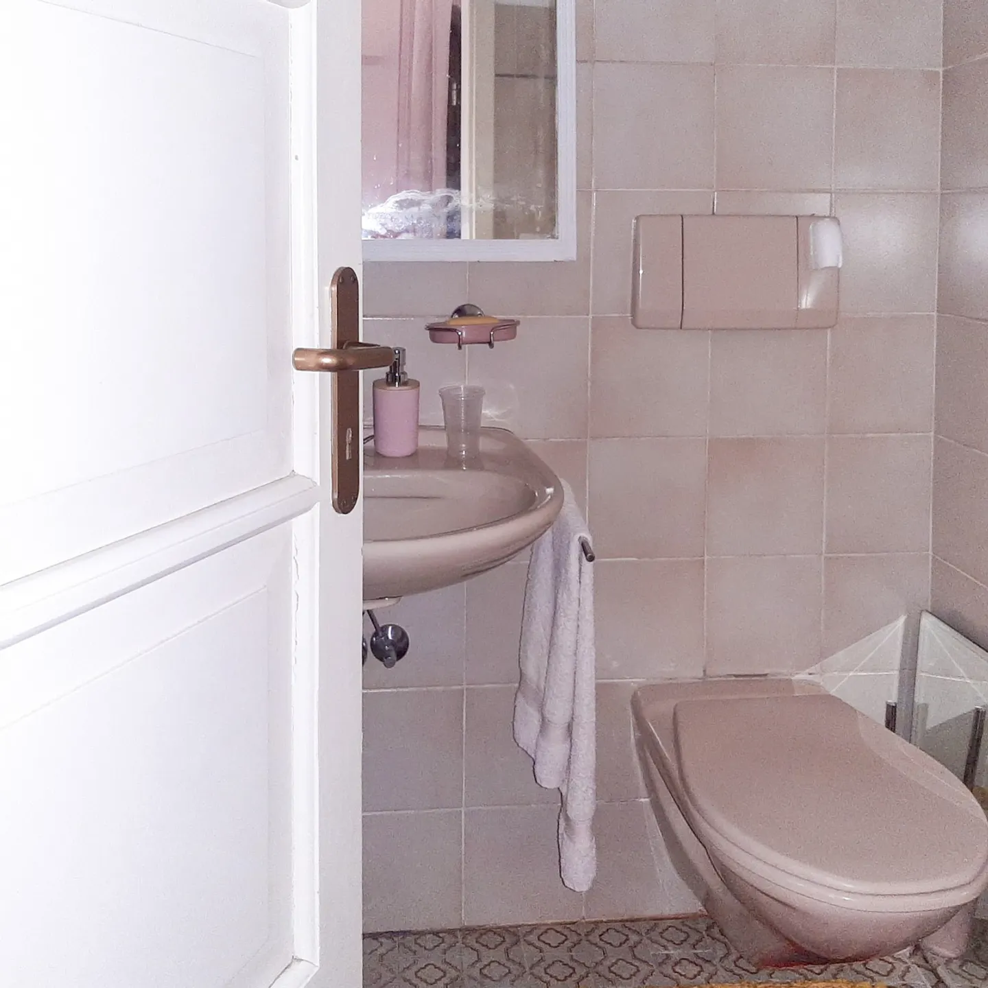 COMMERCIAL SPACE WITH SHOWCASE - Photo 8 of 10