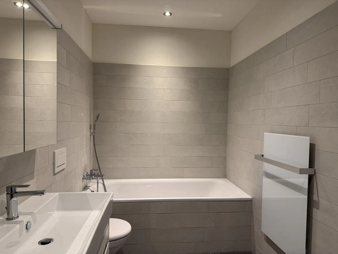Moderno appartamento al piano terra di 3,5 locali con patio - Foto 12 di 12