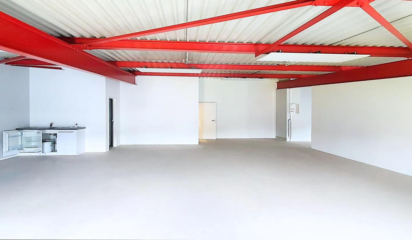 Espace commercial exceptionnel avec sa propre kitchenette et WC! - Photo 2 sur 5