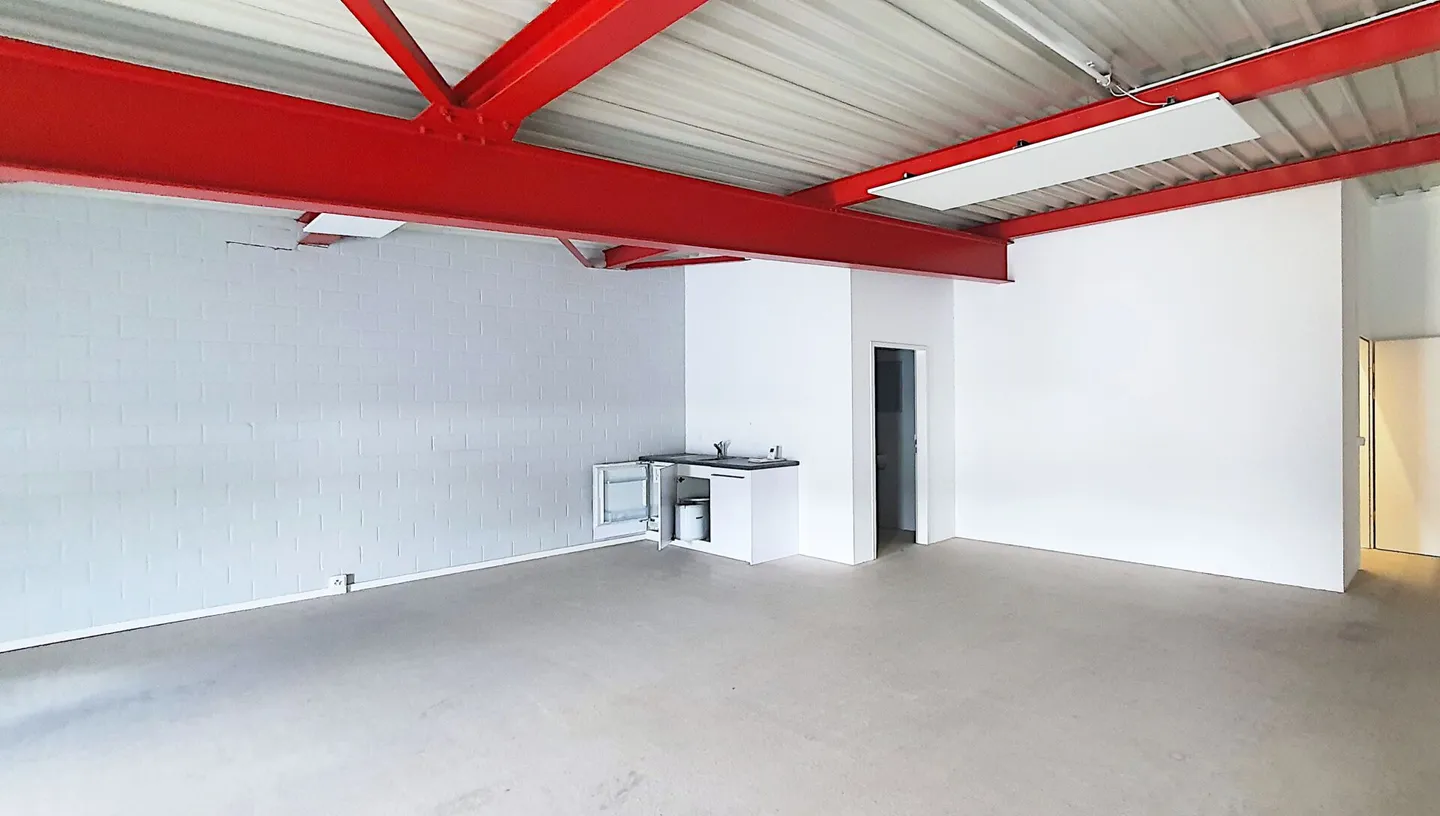 Espace commercial exceptionnel avec sa propre kitchenette et WC! - Photo 3 sur 5