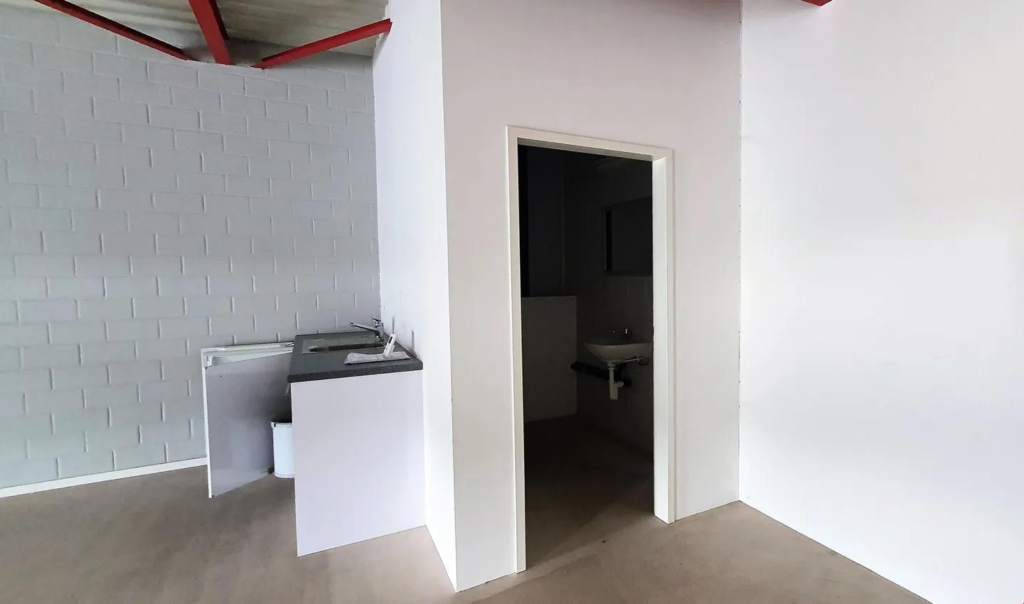 Espace commercial exceptionnel avec sa propre kitchenette et WC! - Photo 5 sur 5