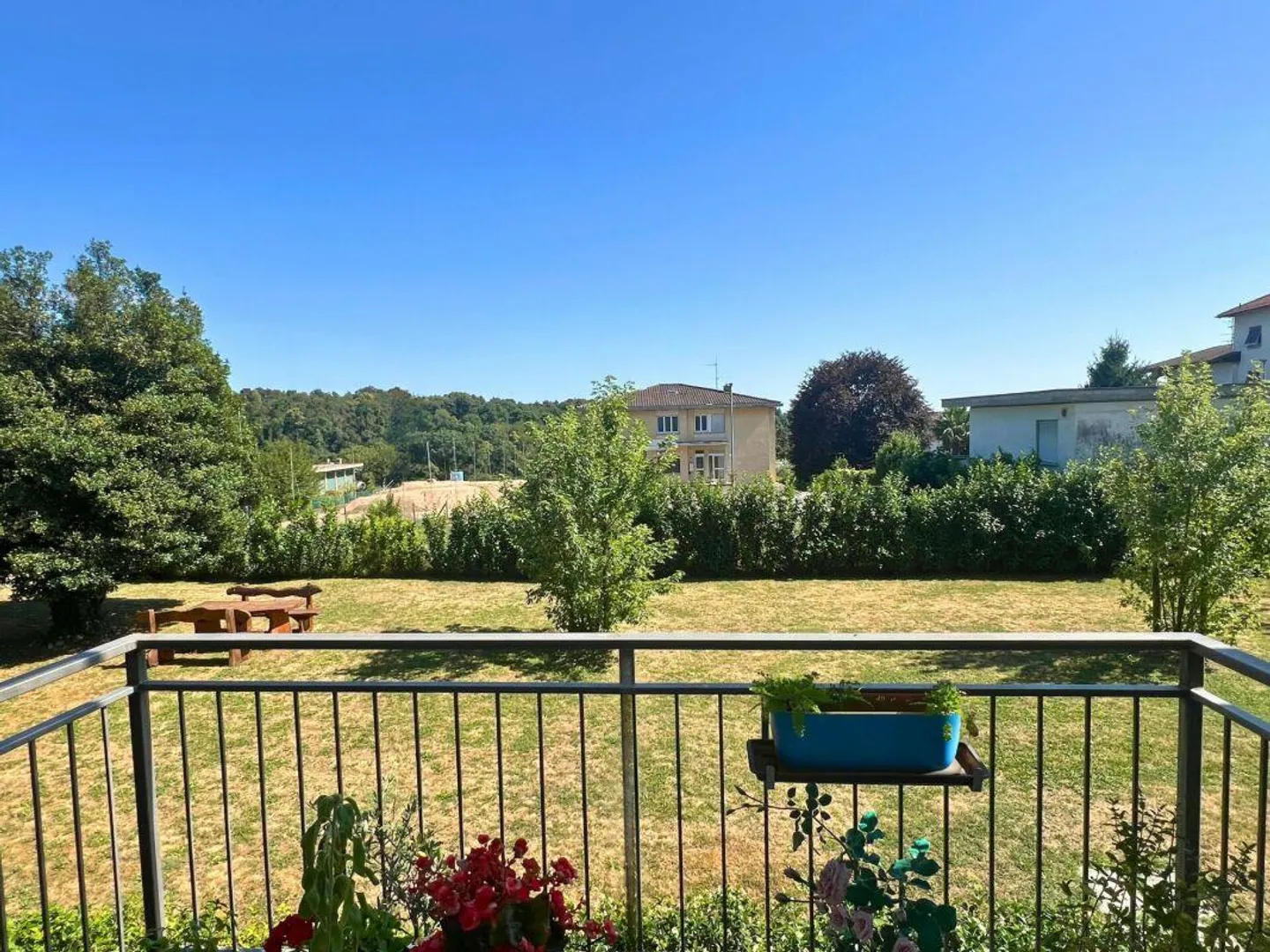 Appartamento moderno con balcone - Foto 3 di 8