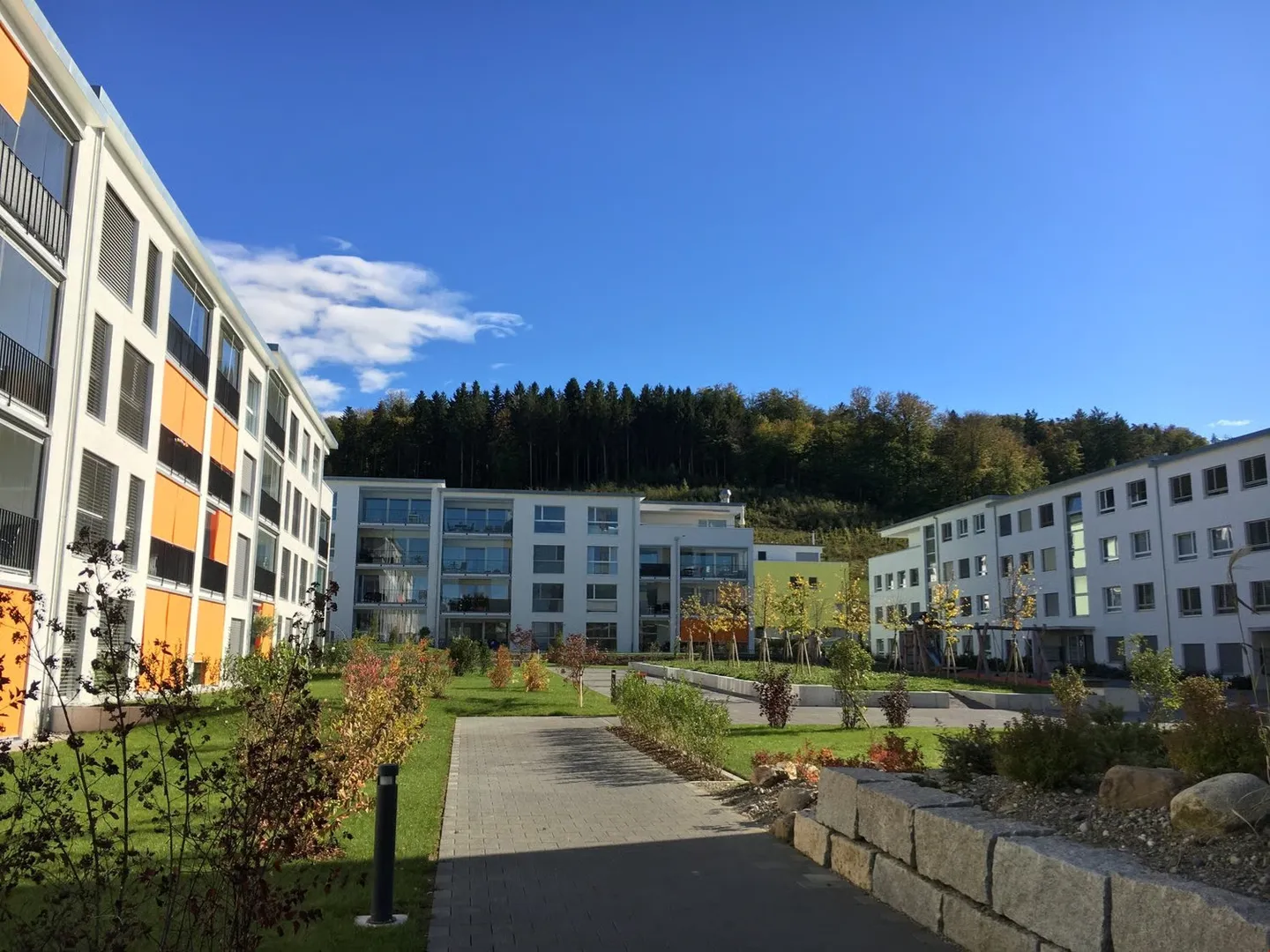 Appartement moderne de 2,5 pièces au rez-de-chaussée - Photo 1 sur 9