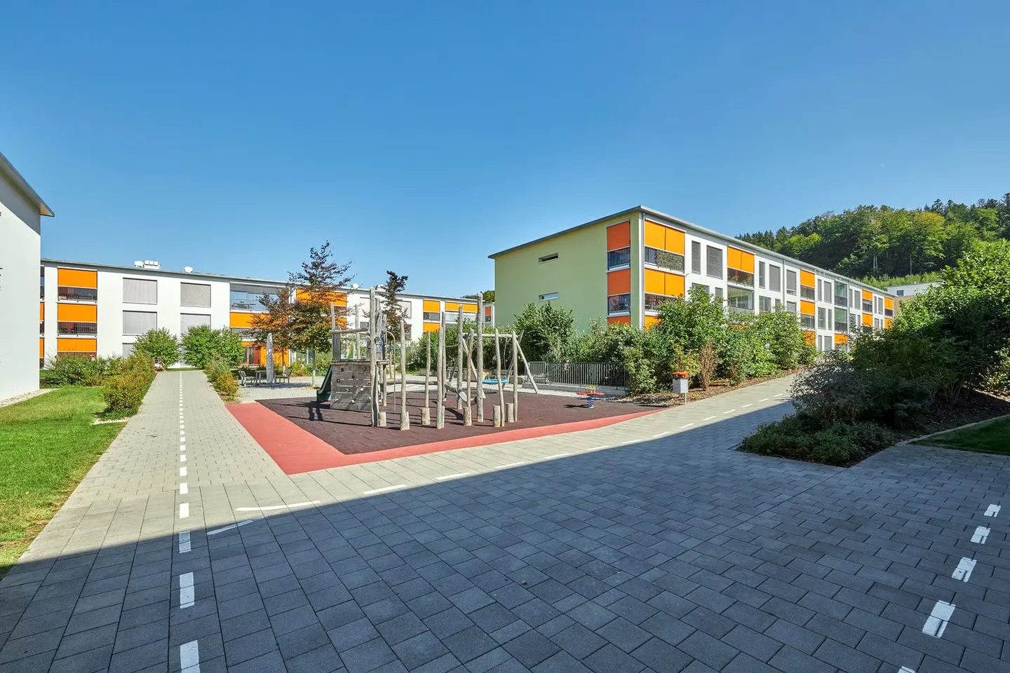 Appartement moderne de 2,5 pièces au rez-de-chaussée - Photo 2 sur 9