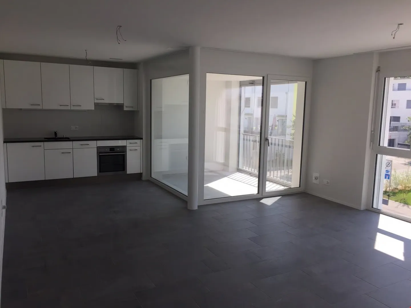 Appartement moderne de 2,5 pièces au rez-de-chaussée - Photo 4 sur 9