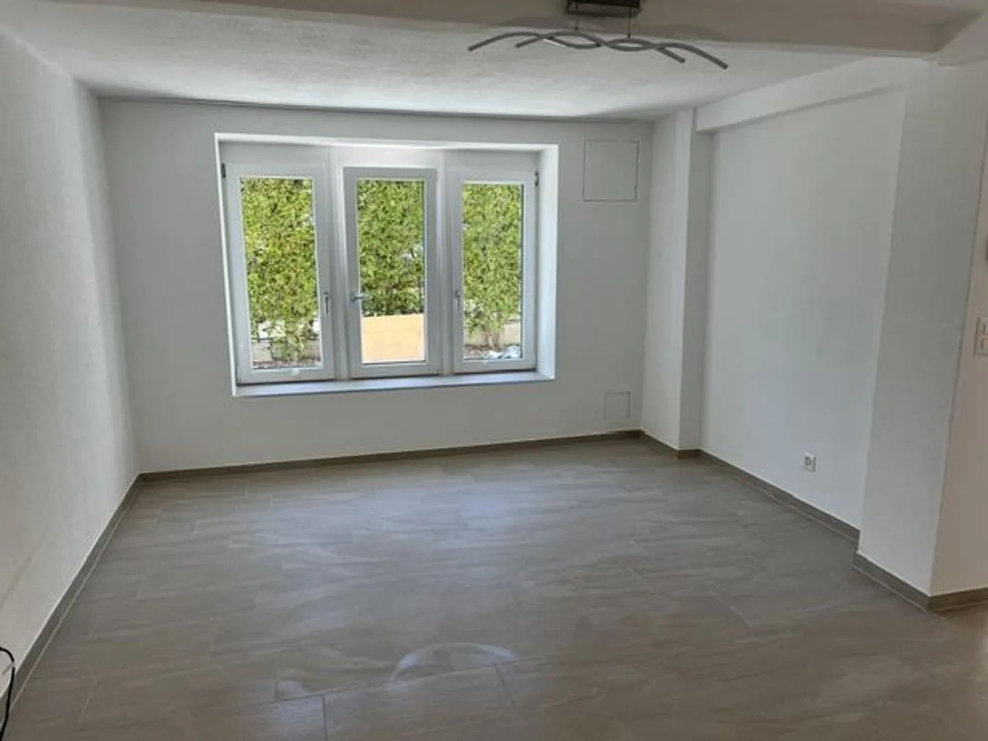 Freshly renovated 2.5-room apartment on the 1st basement in Arbon - Photo 2 of 8
