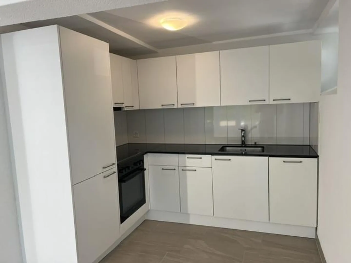Freshly renovated 2.5-room apartment on the 1st basement in Arbon - Photo 4 of 8