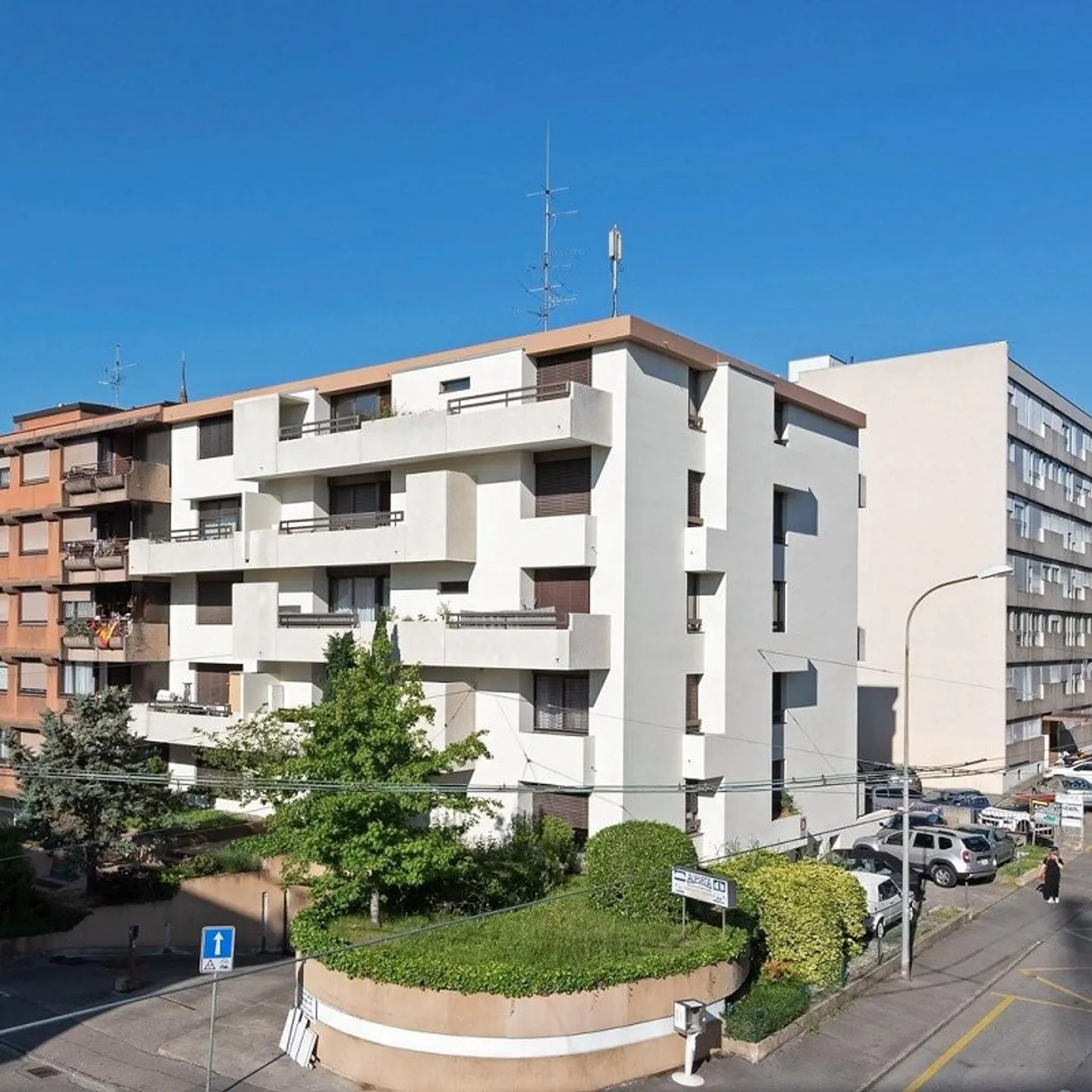 Close to international organizations with reduced rent for 3 years - Photo 1 of 12