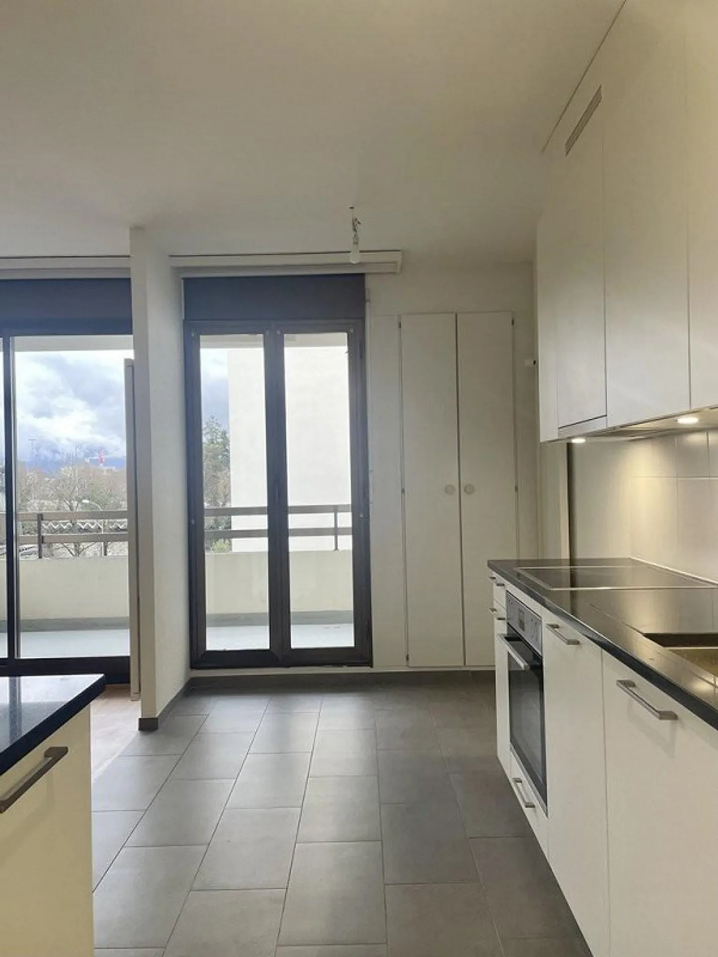 Close to international organizations with reduced rent for 3 years - Photo 3 of 12