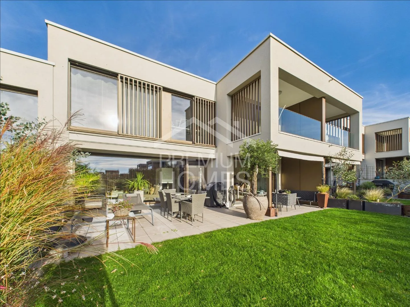 Moderne Architektur und ungehinderte Aussicht - Foto 1 von 13