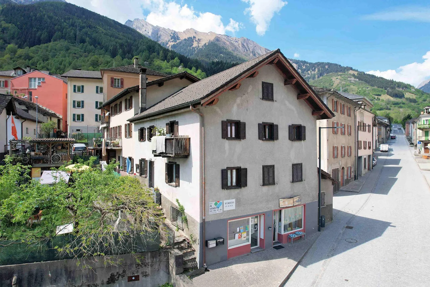 Large building in a convenient and strategic location - Photo 1 of 17