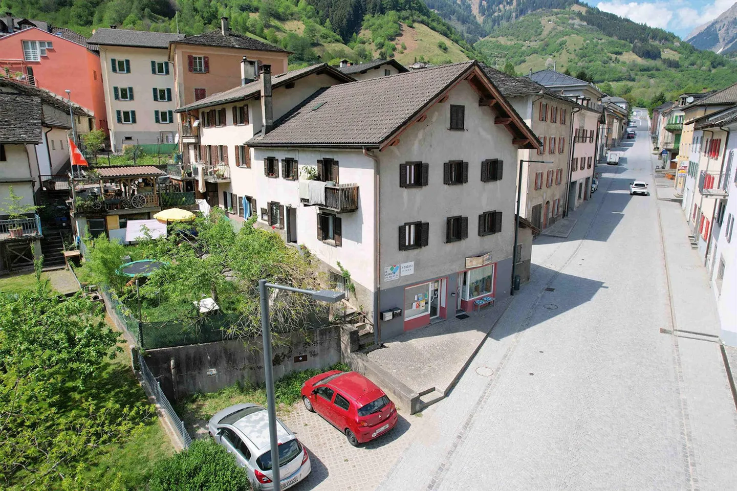 Large building in a convenient and strategic location - Photo 2 of 17