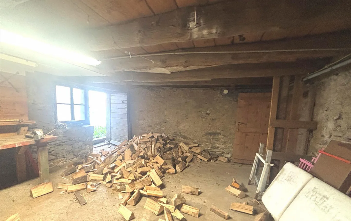 Large building in a convenient and strategic location - Photo 15 of 17