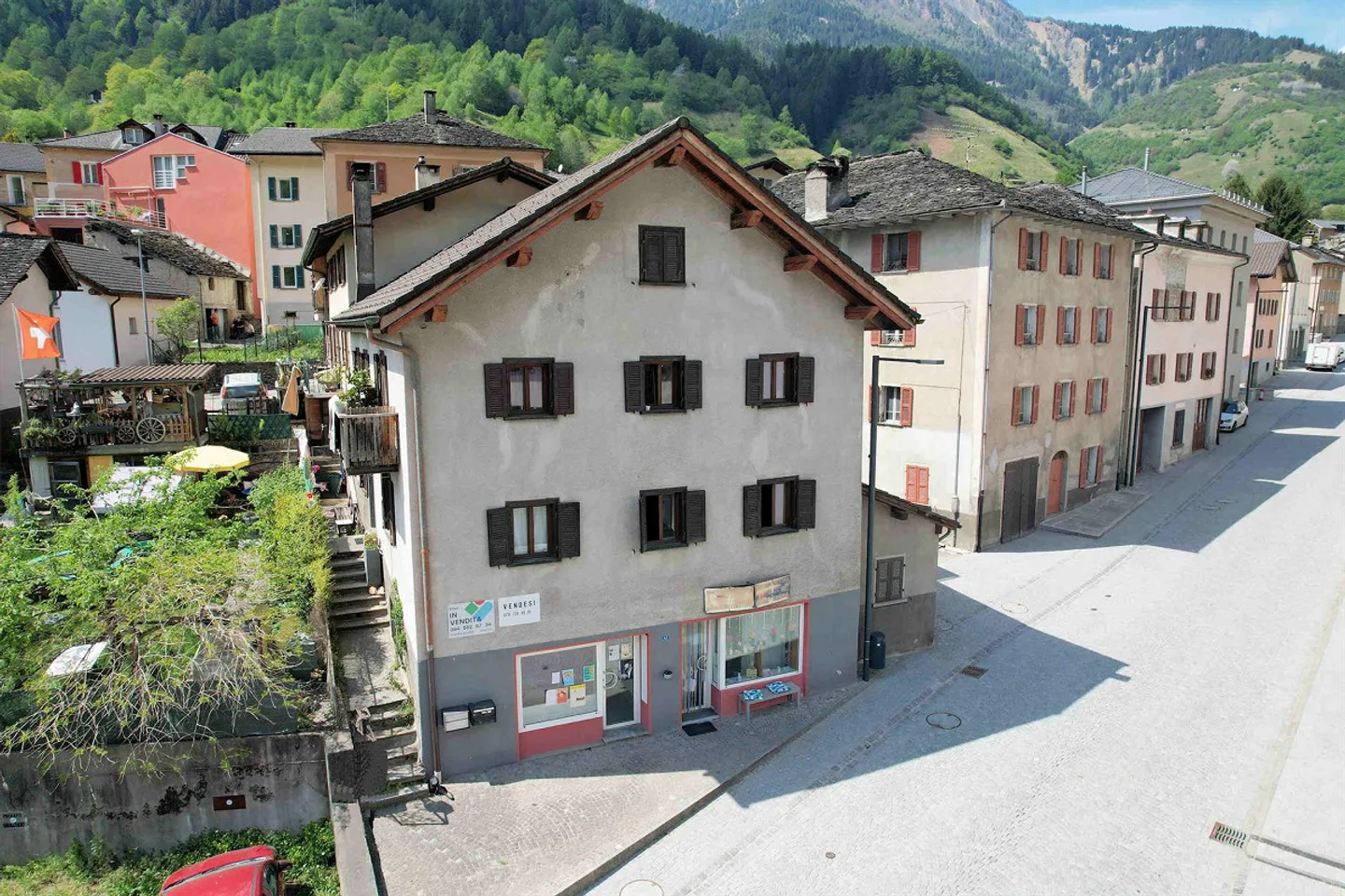 Large building in a convenient and strategic location - Photo 3 of 17