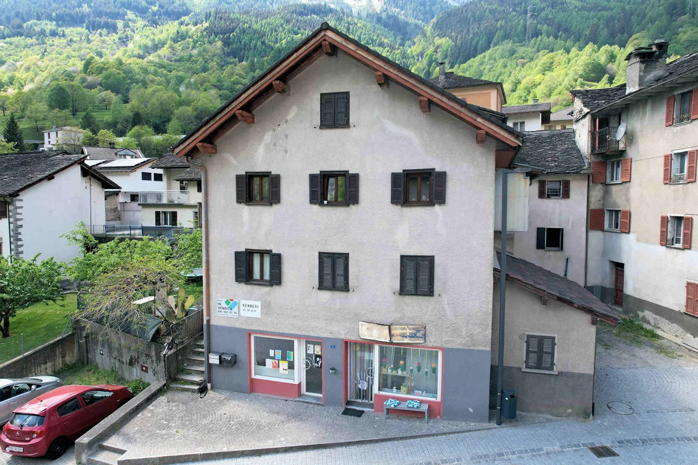 Large building in a convenient and strategic location - Photo 4 of 17