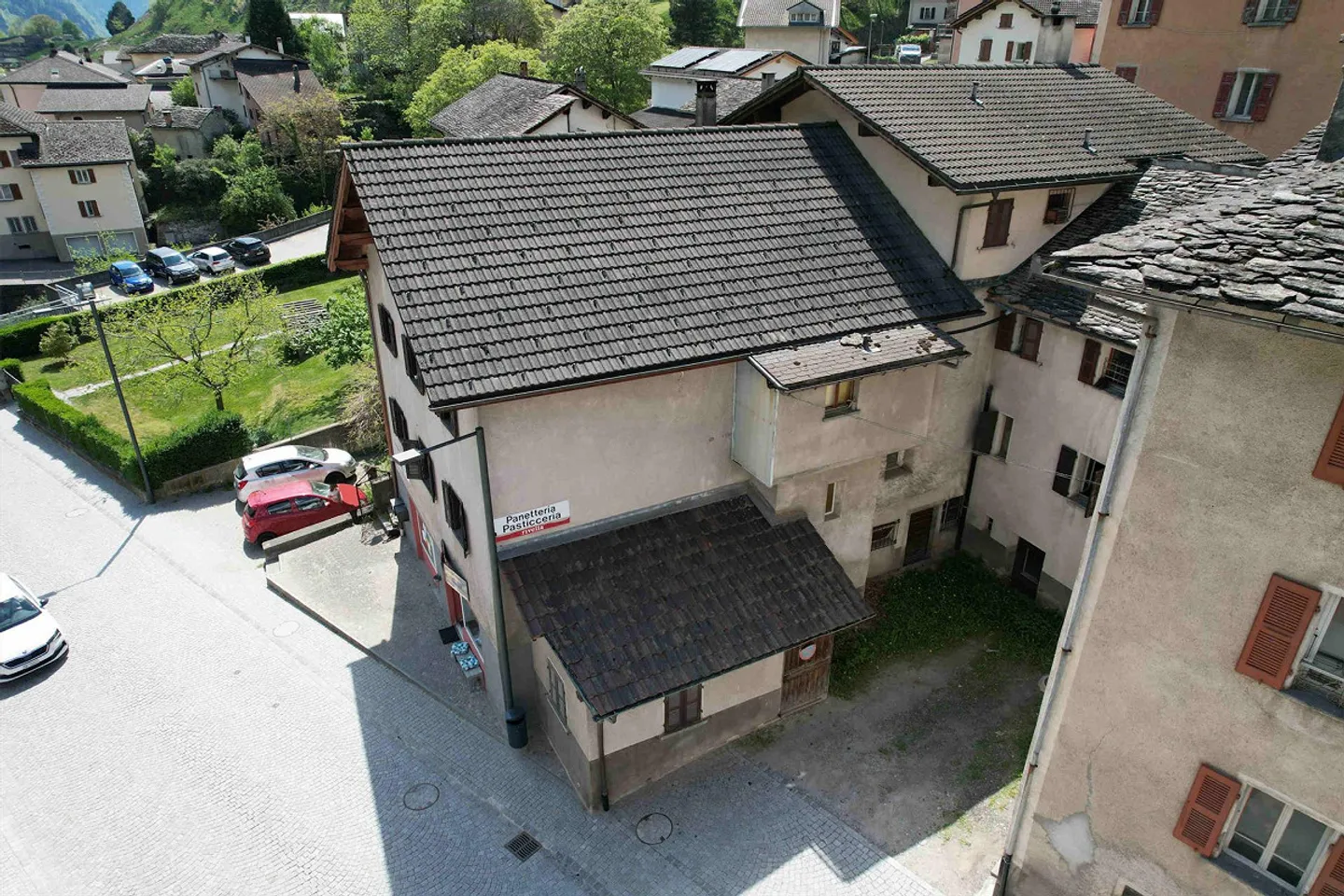 Large building in a convenient and strategic location - Photo 5 of 17