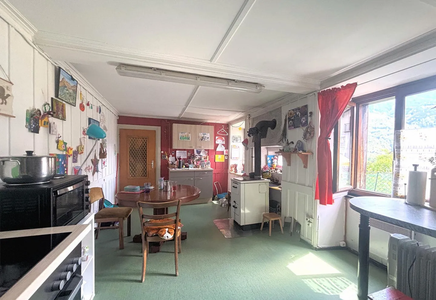 Large building in a convenient and strategic location - Photo 9 of 17