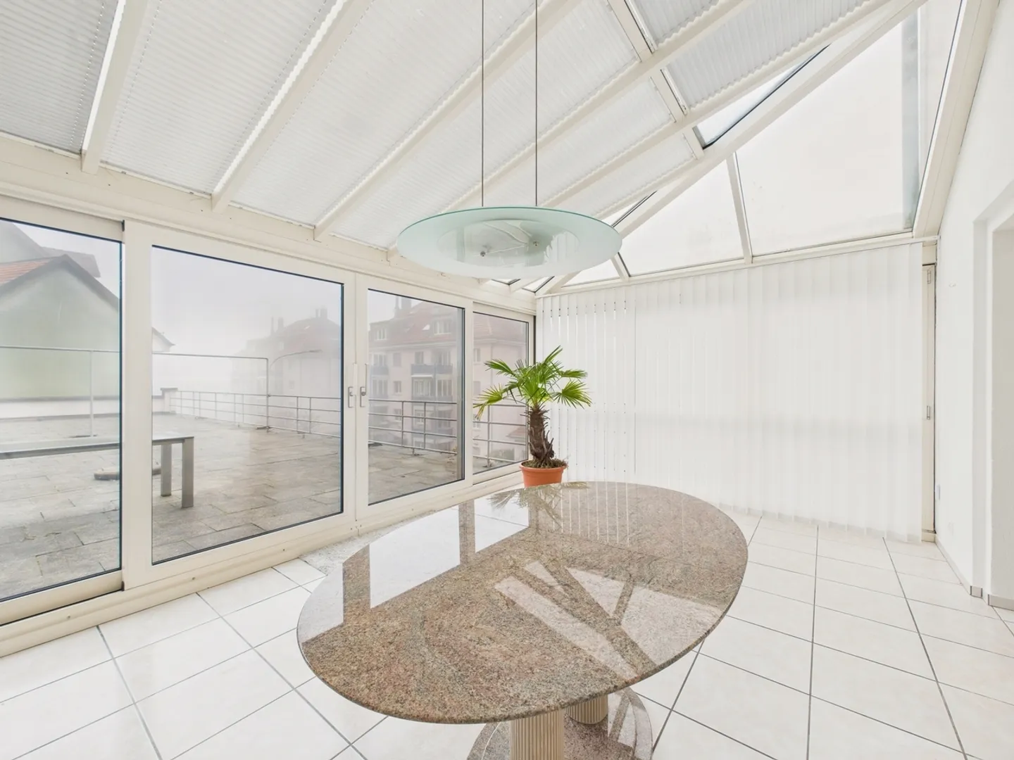 Centrally located 4.5-room apartment with 200 m2 large terrace + 18 m2 winter garden in St. Gallen - Photo 9 of 11