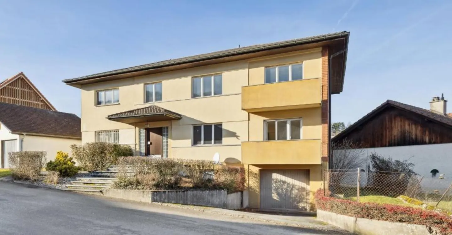 Haus mit zwei Wohnungen mit großem Transformationspotenzial - Foto 1 von 10