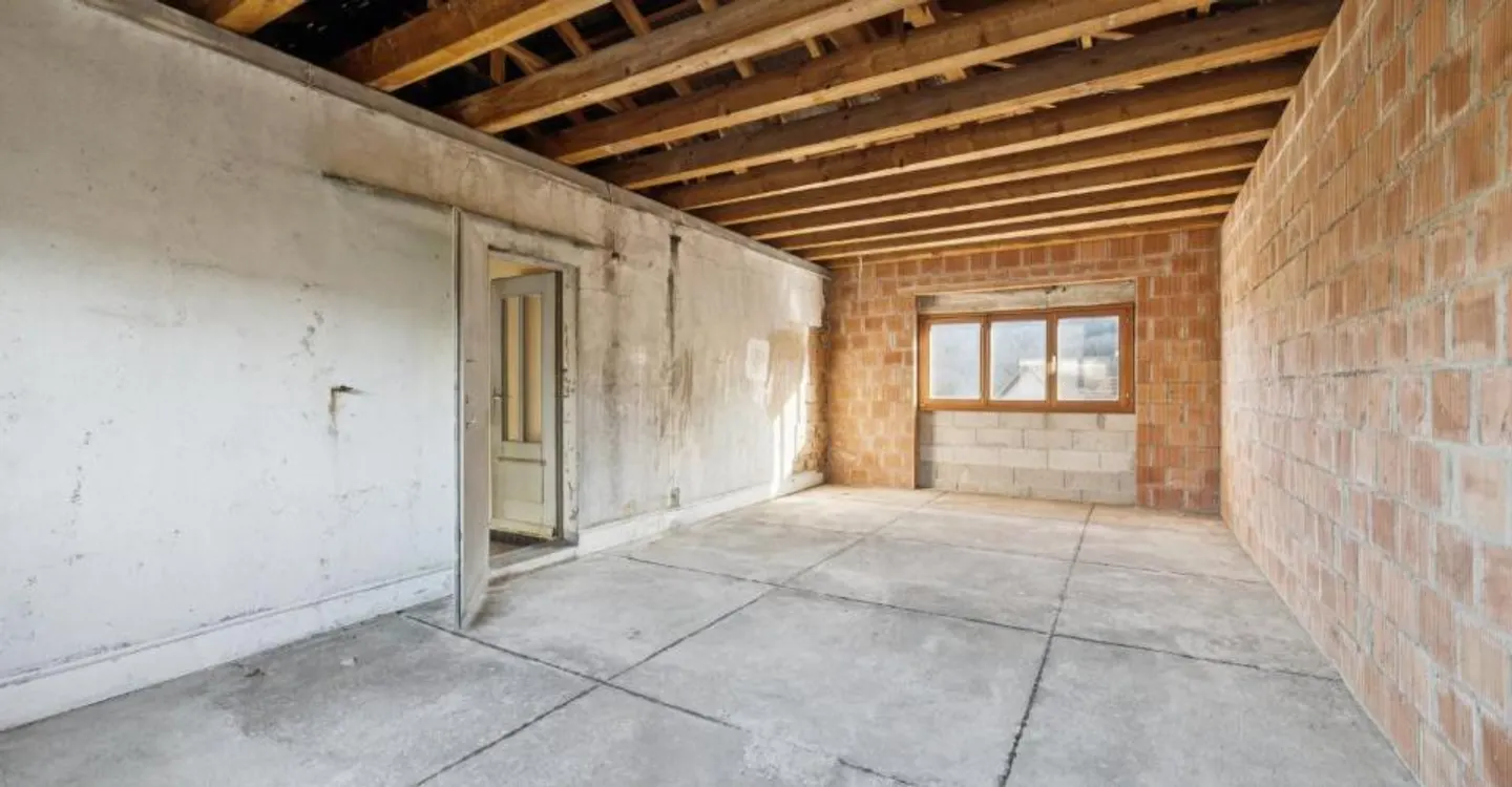 Haus mit zwei Wohnungen mit großem Transformationspotenzial - Foto 7 von 10