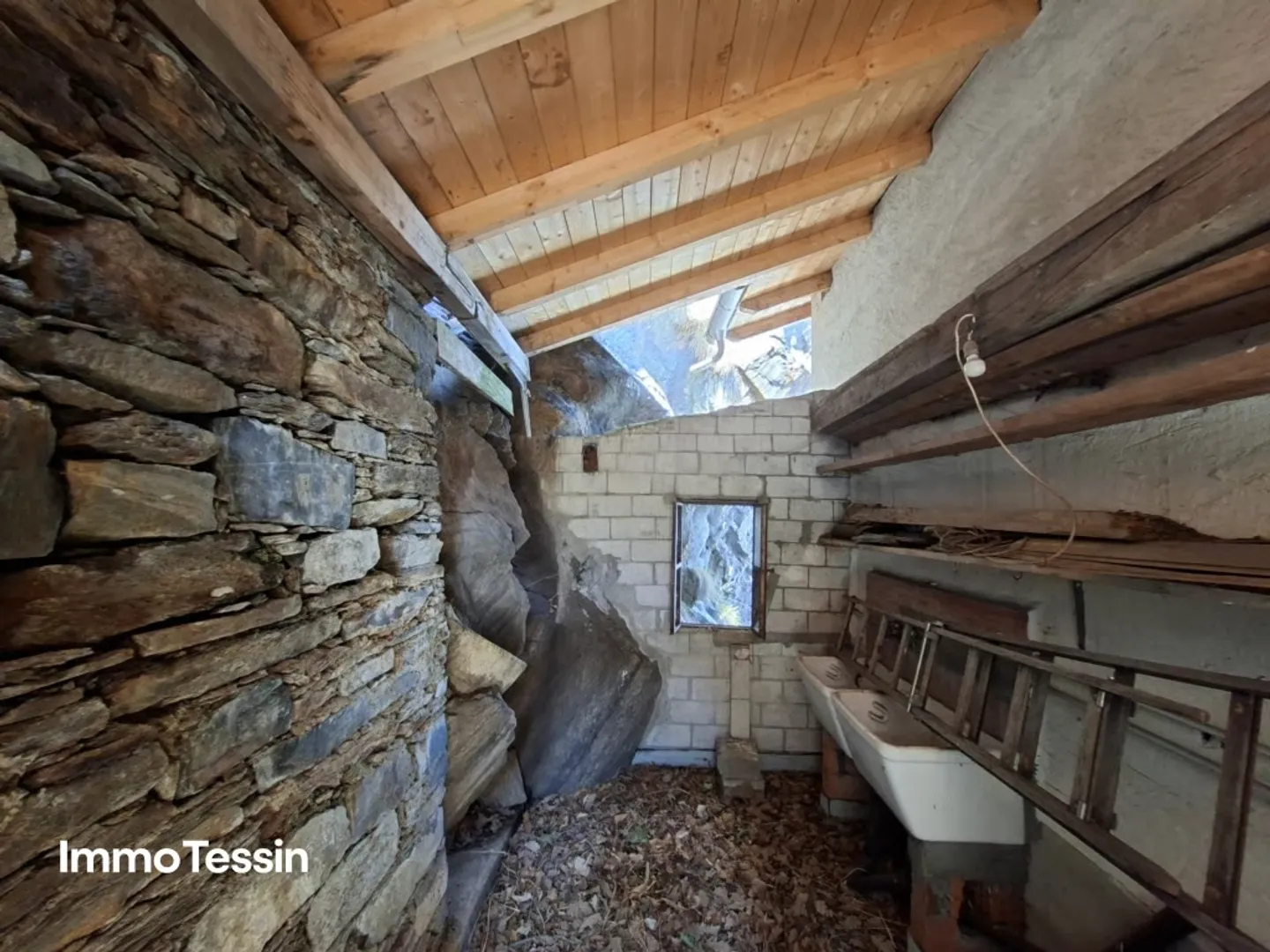 POTENTIAL: Property in Brissago directly on Lake Maggiore with breathtaking lake views and several parking spaces - Photo 13 of 13