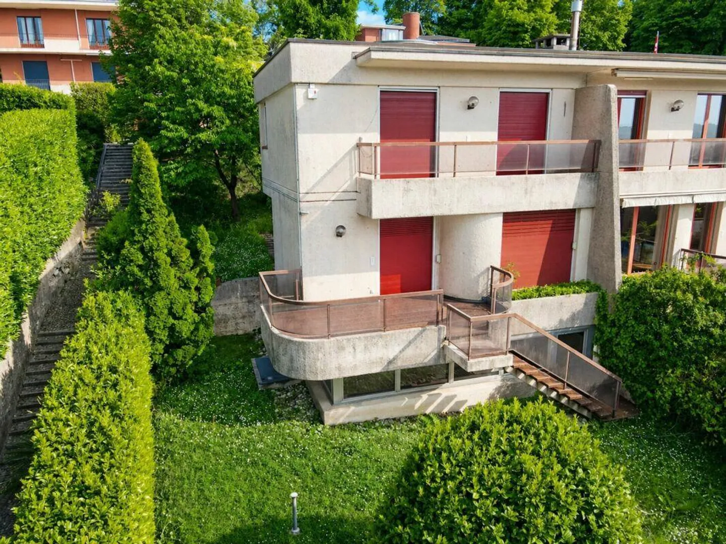 Elegantes Doppelhaus im Grünen mit offener Aussicht - Foto 2 von 24