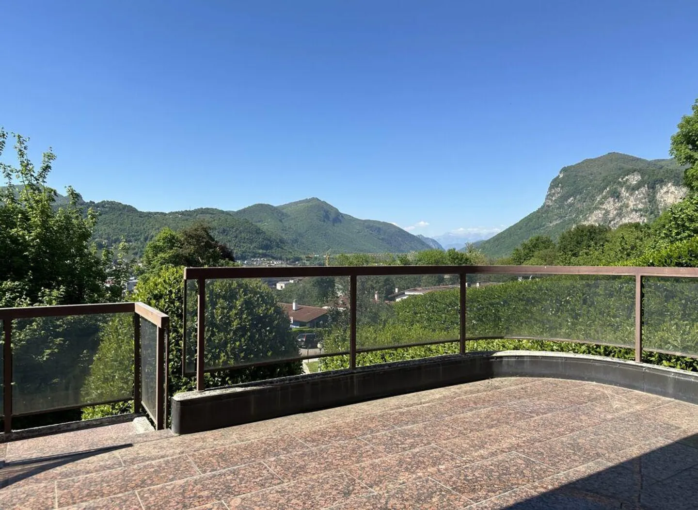 Elegantes Doppelhaus im Grünen mit offener Aussicht - Foto 4 von 24