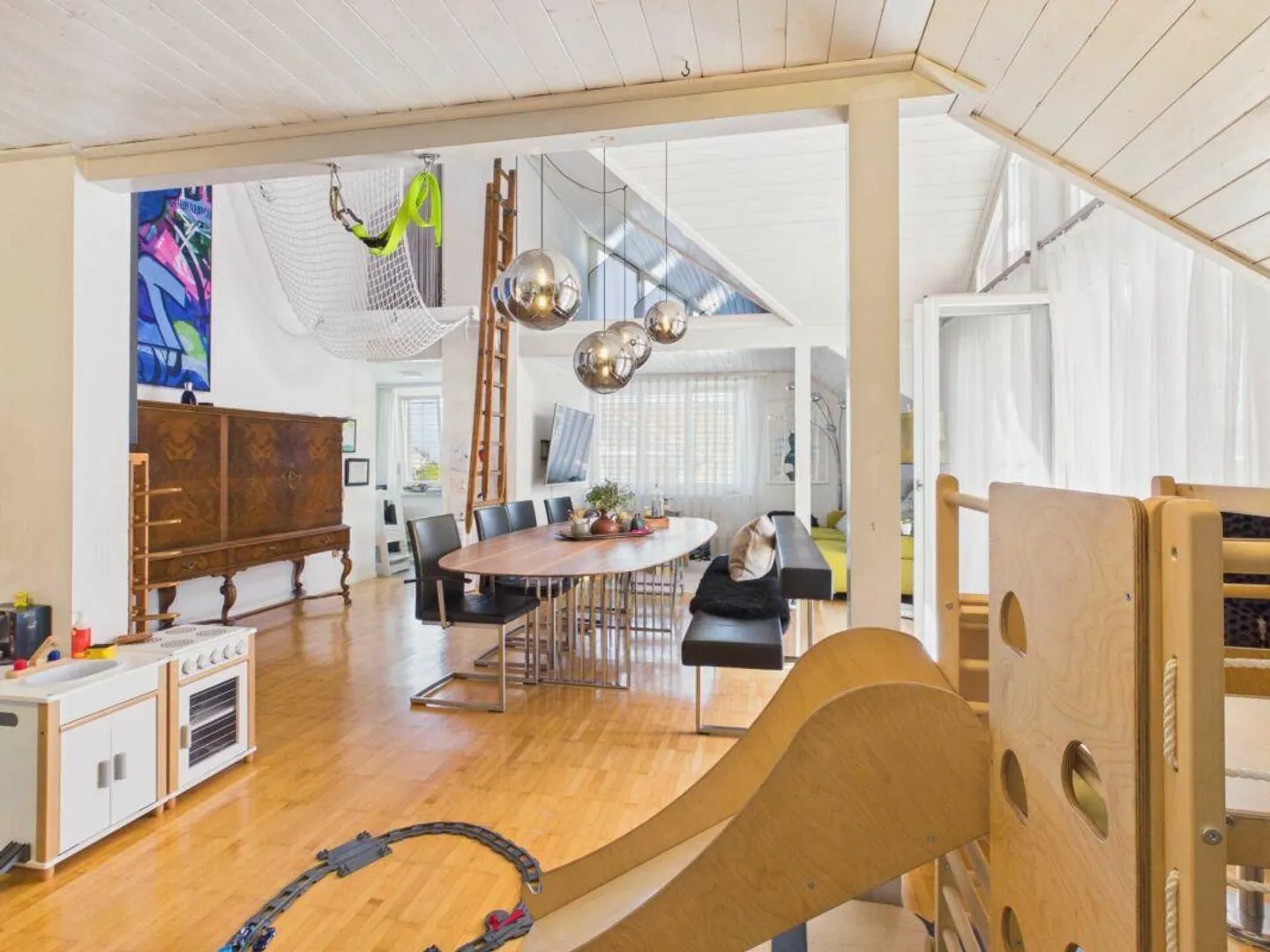 Unique 3.5-room penthouse with modern kitchen and bathroom - Photo 2 of 12