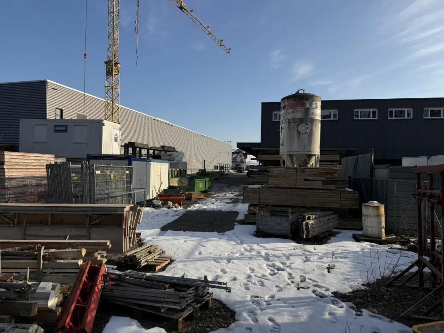 Geräumiger Lagerplatz im Freien - Foto 2 von 7