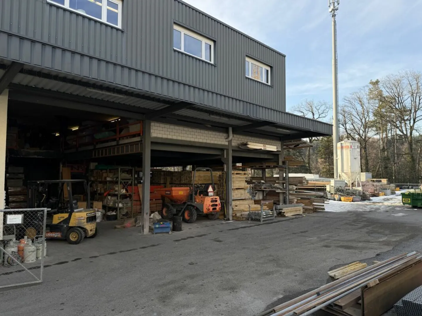 Geräumiger Lagerplatz im Freien - Foto 3 von 7