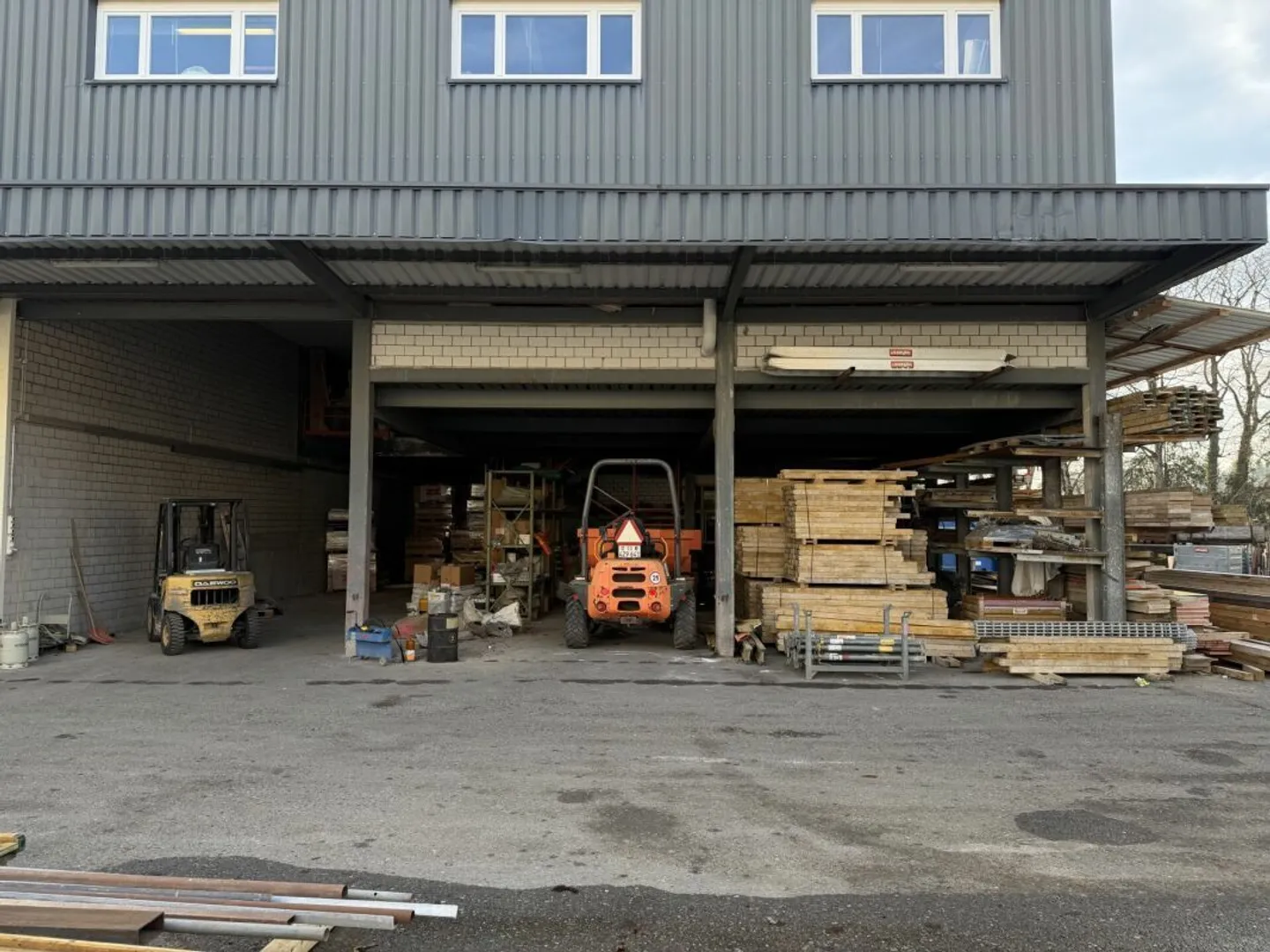 Geräumiger Lagerplatz im Freien - Foto 5 von 7