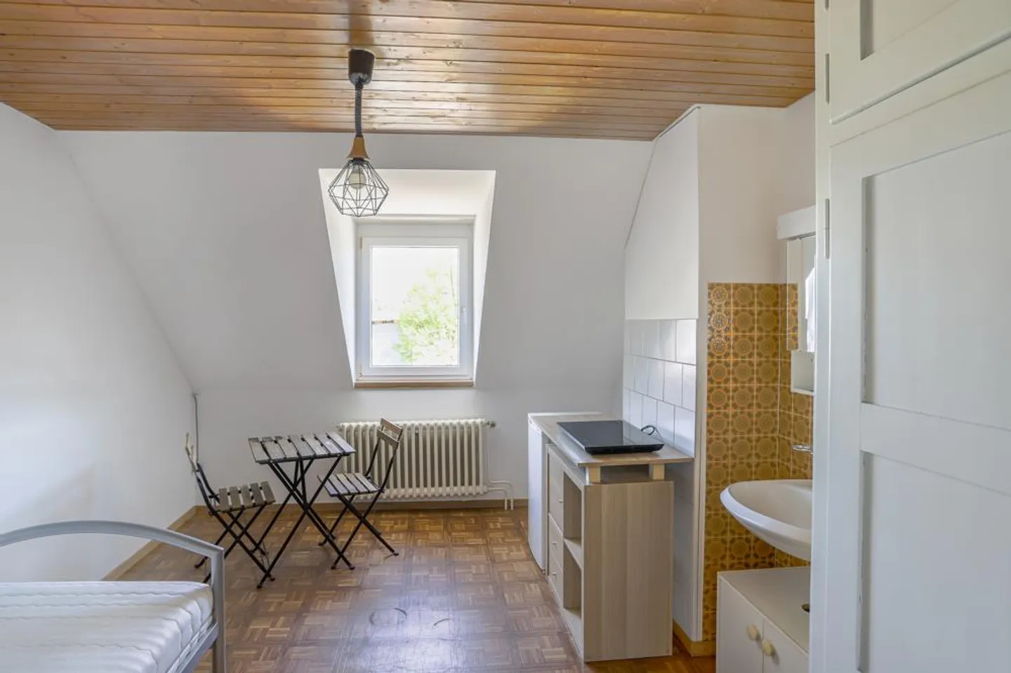 Multi-family house in a good location with versatile use - Photo 2 of 8